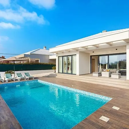 Luna & Pia Comfortable Vila *