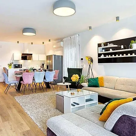 Luna & Pia Comfortable Vila Sikici