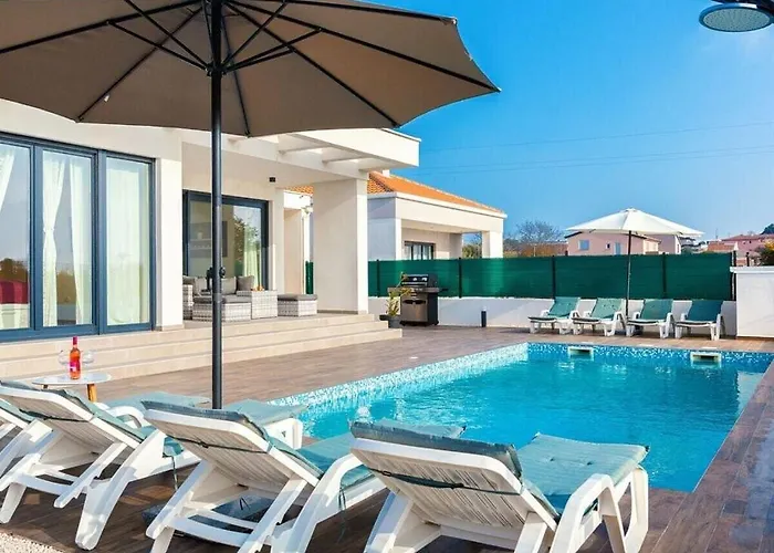 Luna & Pia Comfortable Villa *